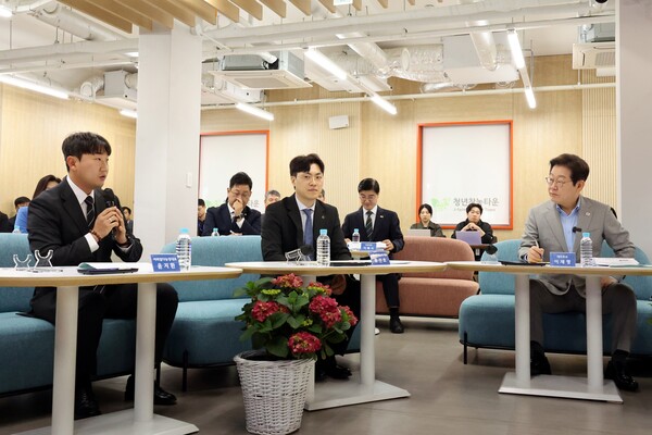 25일 전남 나주시 전남농업기술원에서 더불어민주당 이재명 대선 경선 후보의 농업과학기술진흥간담회가 열리고 있다. 2025.4.25. 연합뉴스