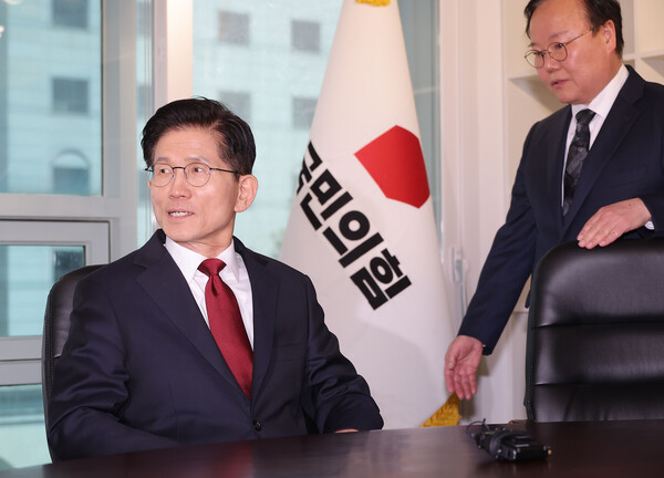 국민의힘 김문수 대선 후보가 8일 서울 영등포구 여의도 당사 대선 후보 사무실을 둘러보고 있다. 2025.5.8. 연합뉴스