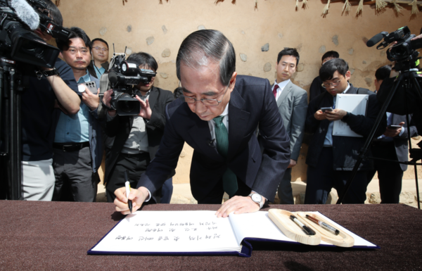 무소속 한덕수 대선 예비후보가 8일 경북 구미시 박정희 전 대통령 생가를 방문해 방명록을 작성하고 있다. 2025.5.8. 연합뉴스