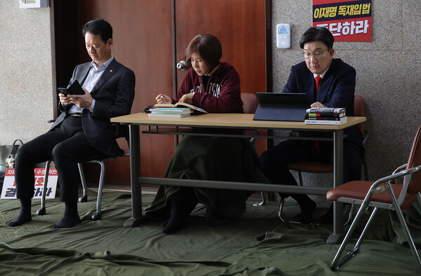 국민의힘 권성동 원내대표가 8일 서울 여의도 국회에서 김문수 당 대선 후보를 향해 무소속 한덕수 예비후보와의 조속한 단일화를 촉구하며 단식 농성을 하고 있다. 2025.5.8. 연합뉴스