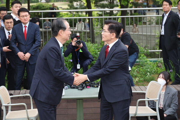 국민의힘 김문수 대선후보와 무소속 한덕수 대선 예비후보가 8일 서울 국회 사랑재에 위치한 커피숍에서 회동을 마친 후 악수하고 있다. 2025.5.8. 연합뉴스