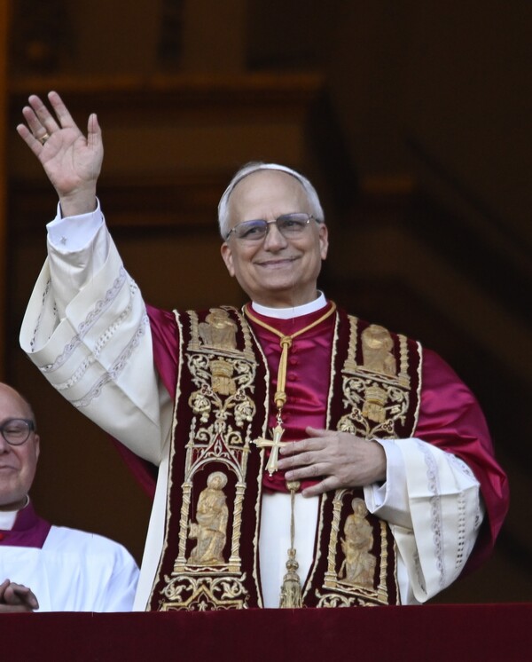 새 교황 레오 14세가 8일 바티칸 성 베드로 대성전 발코니에서 군중들에게 손을 흔들고 있다. 2025. 05. 08 [UPI=연합뉴스]