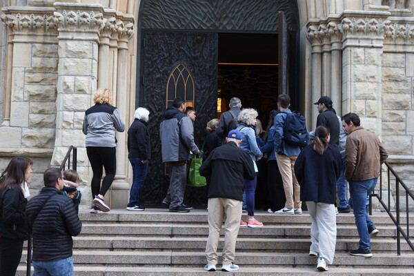 미국 시카고 태생인 레오 14세 교황의 탄생 소식이 전해진 8일 시카고 대교구의 '거룩한 이름 대성당'에 사람들이 몰려 들고 있다. 2025. 05. 08 [EPA=연합뉴스]