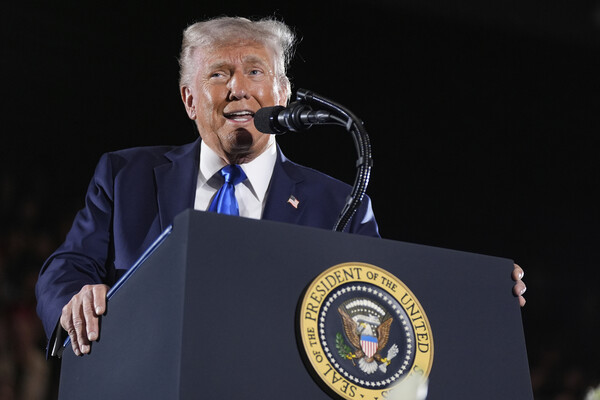 도널드 트럼프 대통령이 5월 1일 앨라배마주 터스컬루사에 있는 앨라배마 대학교에서 졸업식 축사를 하고 있다. 트럼프는 이스라엘의 가자지구 공격에 항의하는 학생들이 소속된 대학들에 대한 보조금 지급을 중단하는 등 자신의 정책에 따르지 않는 대학들에 대한 규제를 강화했다. 2025.5.1. AP 연합뉴스