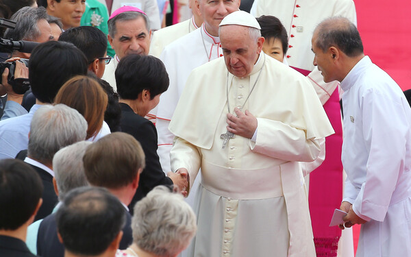 프란치스코 교황은 즉위 이듬해인 2014년 8월 14일부터 18일까지 4박 5일 일정으로 한국을 찾아 평화와 위로 그리고 화해의 메시지를 전했다.. 연합뉴스 자료사진