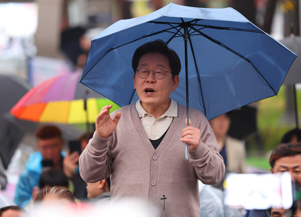 더불어민주당 이재명 대선 후보가 제3차 골목골목 경청투어로 경북지역 방문에 나선 9일 경북 고령군 대가야역사공원 내 대가야정 앞에서 연설을 하고 있다 2025.5.9. 연합뉴스