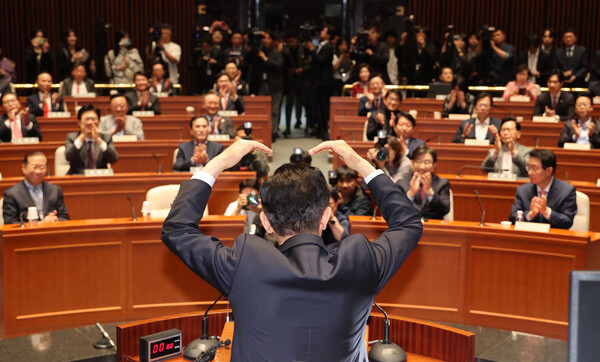 국민의힘 김문수 대선 후보가 9일 서울 여의도 국회에서 열린 의원총회에 참석해 인사말을 하던 중 머리 위로 하트를 만들어 보이고 있다. 2025.5.9. 연합뉴스