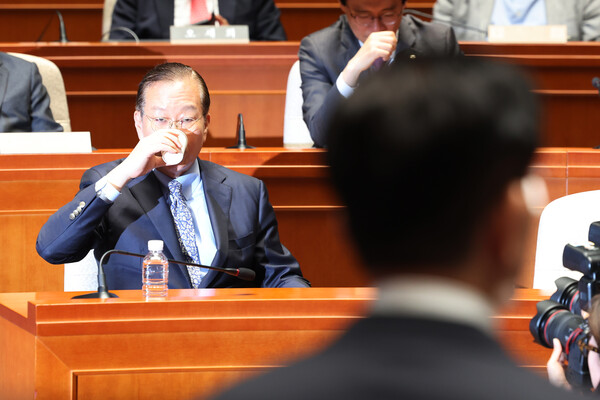 국민의힘 권영세 비상대책위원장이 9일 서울 여의도 국회에서 열린 의원총회에서 김문수 대선 후보의 '작심 발언'을 들으며 굳은 표정을 짓고 있다. 2025.5.9. 연합뉴스
