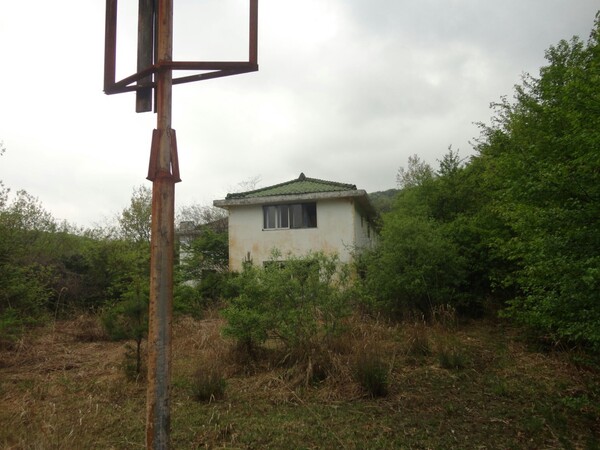 조윤환씨가 처음 생활했던 부여의 신림원. 지금은 폐쇄된 채로 잡초가 무성하다.