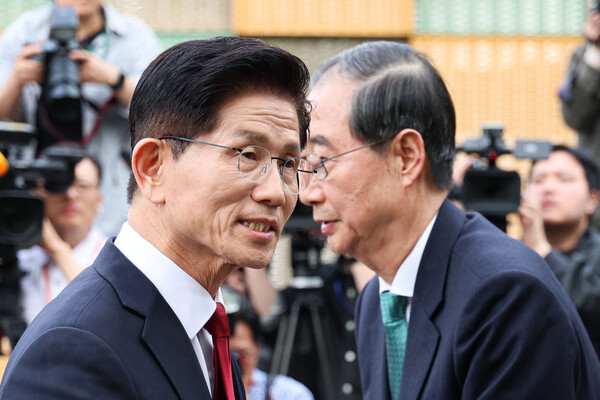 국민의힘 김문수 대선후보와 무소속 한덕수 대선 예비후보가 8일 서울 국회 사랑재에 위치한 커피숍에서 회동을 마친 후 인사하고 있다. 2025.5.8 [공동취재] 연합뉴스