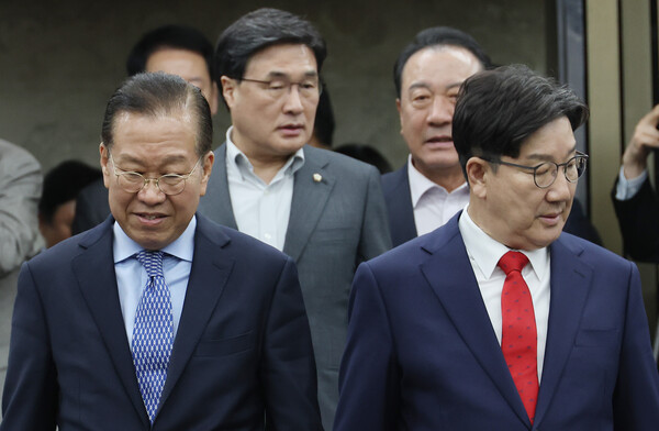 국민의힘 권영세 비상대책위원장과 권성동 원내대표가 8일 서울 여의도 국회에서 열린 의원총회에 참석하고 있다. 2025.5.8. 연합뉴스