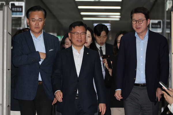 국민의힘 이양수 사무총장이 9일 서울 여의도 국회에서 재개된 국민의힘 김문수 대선 후보와 무소속 한덕수 대선 예비 후보 간의 단일화 협상에 참석하고 있다. 왼쪽부터 유상범 단일화추진본부 위원장, 이양수 사무총장, 신동욱 수석대변인. 2025.5.9. 연합뉴스