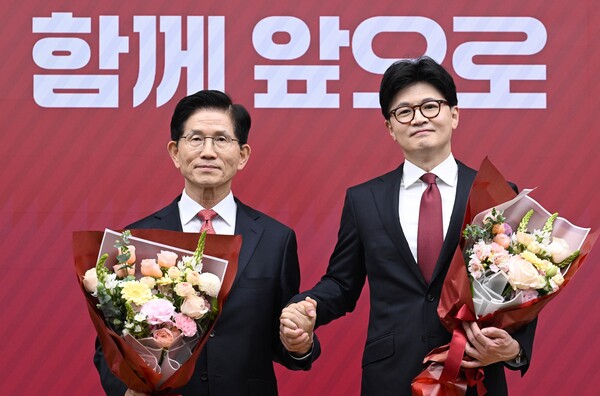 국민의힘 대선 최종 경선에 진출한 김문수(왼쪽)·한동훈 후보가 29일 서울 여의도 당사에서 3차 경선 결과 발표 후 꽃다발을 들고서 기념촬영 하고 있다. 2025.4.29. 연합뉴스