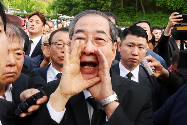  2일 오후 광주 북구 국립 5·18 민주묘지를 찾은 한덕수 전 총리가 광주비상행동 등 시민·사회단체 관계자들의 반발에 가로 막히자 "저도 호남 사람"이라며 참배를 호소하고 있다. 2025.5.2 연합뉴스