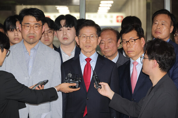 국민의힘 김문수 대선 후보가 10일 서울 양천구 서울남부지방법원에서 열린 당의 후보 선출 취소 가처분신청 사건 심문 기일에 출석한 뒤 법정을 나서며 발언하고 있다. 2025.5.10. 연합뉴스