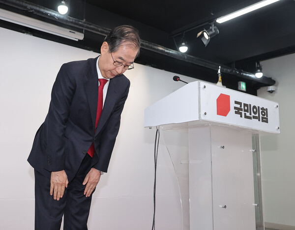 한덕수 대선 예비후보가 10일 서울 여의도 국민의힘 중앙당사에서 긴급 기자회견에 참석하며 인사하고 있다. 2025.5.10. 연합뉴스