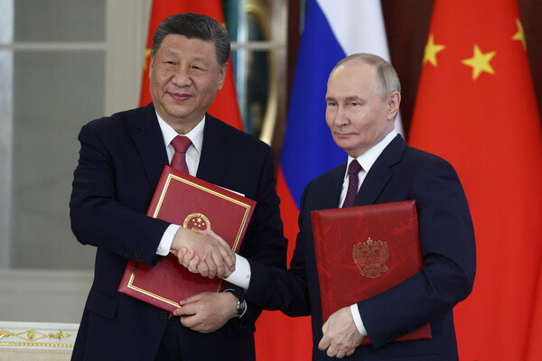 블라디미르 푸틴 러시아 대통령(오른쪽)과 시진핑 중국 국가주석이 8일 크렘린궁에서 정상회담을 한 뒤 공동성명 문안을 각각 들고 악수를 하고 있다. 2025.5.8. TASS 연합뉴스 