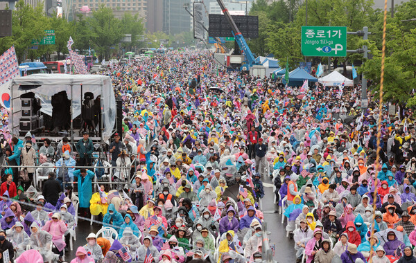 10일 서울 광화문 세종대로사거리에서 대한민국바로세우기운동본부(대국본) 주최로 열린 광화문 국민대회에서 참가자들이 태극기를 흔들고 있다. 2025.5.10 연합뉴스