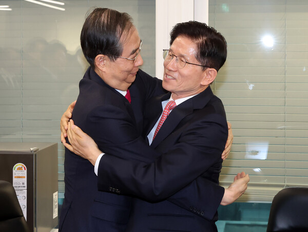 국민의힘 김문수 대선 후보와 한덕수 전 국무총리가 11일 서울 여의도 국민의힘 대선후보 사무실에서 회동에 앞서 포옹하고 있다. 2025.5.11 [공동취재] 연합뉴스