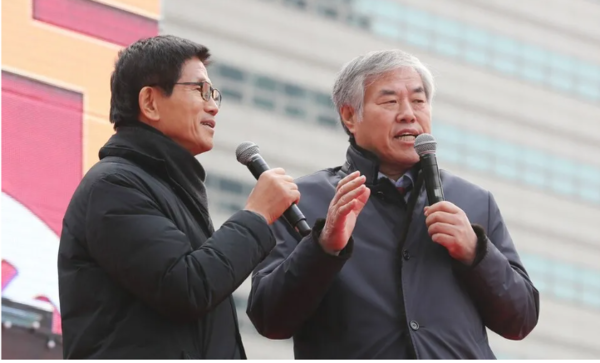 전광훈 사랑제일교회 목사가 25일 서울 종로구 교보문고 앞에서 열린 '2019 자유 대한민국 전국 연합 성탄 축제'에서 발언하고 있다. 왼쪽은 김문수 현 국민의힘 대통령 후보. 2019. 12. 25 연합뉴스 