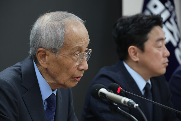 더불어민주당 윤여준 상임총괄선대위원장이 11일 서울 여의도 당사에서 기자간담회를 하고 있다. 2025.5.11 연합뉴스