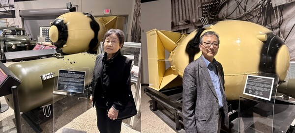 원폭 모형 앞에 선 두 생존자. 히로시마 원폭(리틀 보이) 피폭 1세 박정순(왼쪽)님과 나가사키 원폭(팻맨) 피폭 2세 이태재님.
