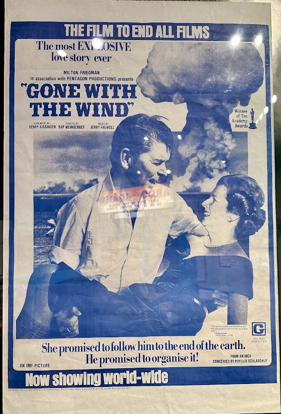 영화 '바람과 함께 사라지다' 포스터 패러디. 신자유주의 첨병으로 군비확장정책을 폈던 로널드 레이건 미국 대통령과 마거릿 대처 영국 총리를 주인공으로. 맨 위에는 "모든 영화들을 끝장낼 영화"라는 문구가 보인다.