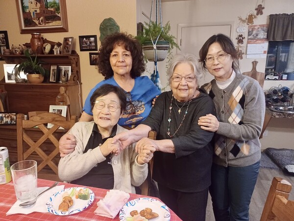 한국의 피폭자 모녀와 손잡은 미국의 피폭자 모녀.