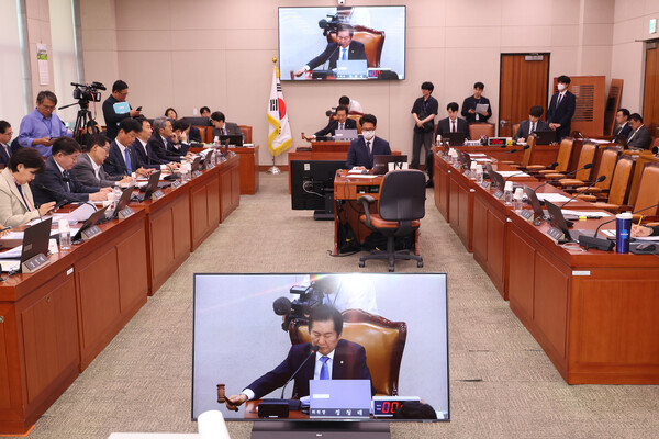 7일 국회 법제사법위원회 전체회의에서 정청래 위원장이 윤석열 전 대통령 등에 의한 내란ㆍ외환 행위의 진상규명을 위한 특별검사 임명 등에 관한 법률안 통과를 알리며 의사봉을 두드리고 있다. 2025.5.7. 연합뉴스