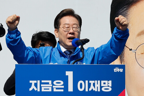 더불어민주당 이재명 대선 후보가 6·3 대통령선거 공식 선거운동 첫날인 12일 서울 광화문 청계광장에서 열린 출정식 및 첫 유세에서 후보 연설을 하고 있다. 2025.5.12 [공동취재] 연합뉴스