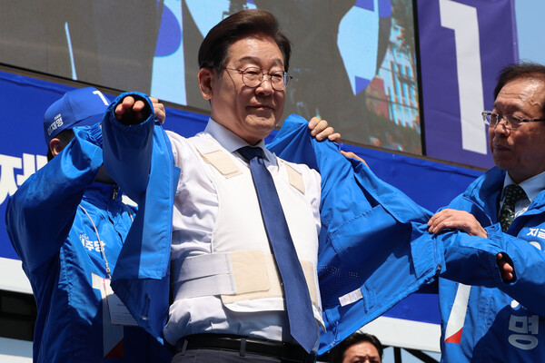 더불어민주당 이재명 대선 후보가 6·3 대통령선거 공식 선거운동 첫날인 12일 서울 광화문 청계광장에서 열린 중앙선대위 출정식 및 첫 유세에서 방탄복 위에 선대위 점퍼를 입고 있다. 2025.5.12. 연합뉴스