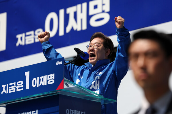 더불어민주당 이재명 대선 후보가 6·3 대통령선거 공식 선거운동 첫날인 12일 서울 광화문 청계광장에서 열린 중앙선대위 출정식 및 첫 유세에서 시민들에게 지지를 호소하고 있다. 2025.5.12 [공동취재] 연합뉴스