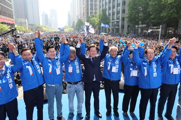 더불어민주당 이재명 대선 후보(가운데)와 박찬대·윤여준 상임 총괄선대위원장을 비롯한 선대위원장들이 6·3 대통령선거 공식 선거운동 첫날인 12일 서울 청계광장에서 열린 중앙선거대책위원회 출정식에서 두 팔을 들어 올리며 시민들에게 인사하고 있다. 2025.5.12. 연합뉴스