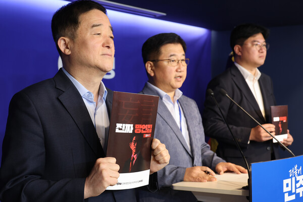 더불어민주당 선대위 신속대응단장 강득구 의원 등이 11일 서울 여의도 당사에서 국민의힘 김문수 대선 후보 망언집 공개 관련 브리핑을 하고 있다. 2025.5.11. 연합뉴스