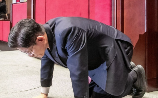 11일 대선 후보로 확정된 김문수 후보가 국민의힘 의원 총회에서 큰 절을 올리고 있다. 사진 국민의힘 홈페이지