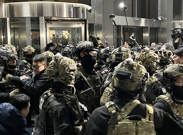 윤석열 대통령이 비상계엄을 선포한 가운데 4일 새벽 서울 여의도 국회의사당에 무장한 계엄군이 진입을 시도하고 있다. 2024.12.4. 연합뉴스