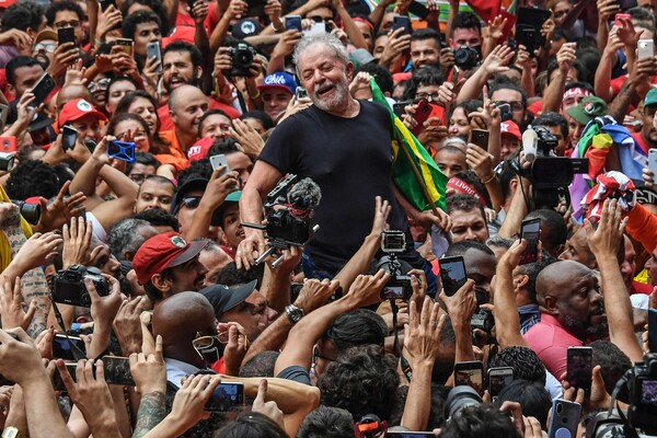 집권 8개월. 브라질 경제는 다시 성장세로 돌아섰고 아마존 유역의 산림황폐화는 줄었다. 보수적인 의회를 상대로 몇가지 중요한 승리를 거두면서 뒤늦은 허니문이 시작됐다. 제니알/쿠아에스트의 여론조사에 따르면 지난 4월 51%였던 룰라의 지지율은 지난 8월 16일, 60%로 올라섰다. 2010년 튀임 시 87%에는 못 미치지만 계속 오르고 있다. 사진은 2019년 11월 9일 상파울루의 금속노조 건물 밖에서 지지자들이 그를 어깨에 태우고 환호하는 모습. 2019.11.9. AFP 연합뉴스 