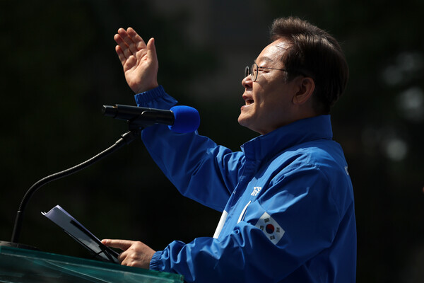 더불어민주당 이재명 대선 후보가 6·3 대통령선거 공식 선거운동 첫날인 12일 서울 광화문 청계광장에서 열린 중앙선대위 출정식 및 첫 유세에서 시민들에게 지지를 호소하고 있다. 2025.5.12 [공동취재] 연합뉴스