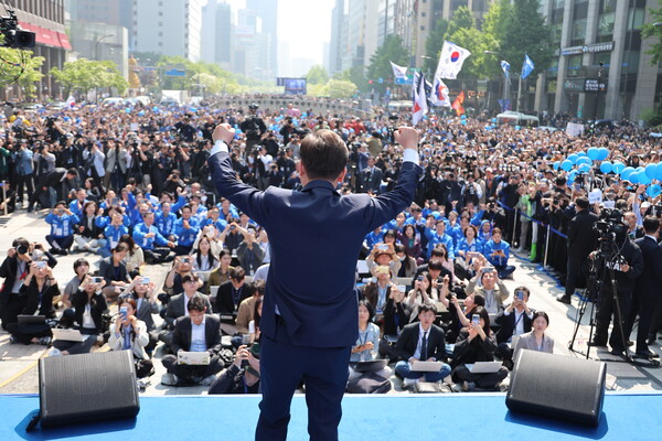 더불어민주당 이재명 대선 후보가 6·3 대통령선거 공식 선거운동 첫날인 12일 서울 청계광장에서 열린 중앙선거대책위원회 출정식에서 두 팔을 들어 올리며 시민들에게 인사하고 있다. 2025.5.12 연합뉴스
