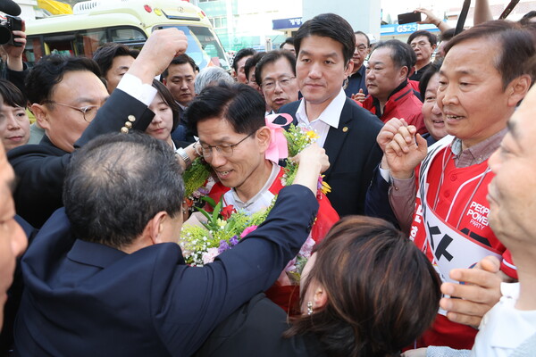 국민의힘 김문수 대선 후보가 12일 대구 서문시장을 방문해 꽃목걸이를 받고 있다. 2025.5.12 연합뉴스
