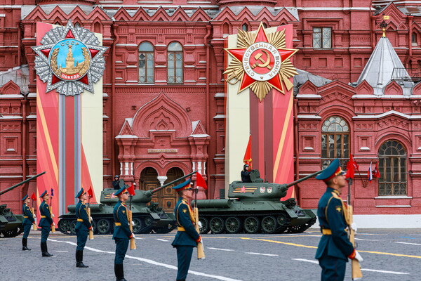 지난 9일 모스크바 붉은 광장에서 벌어진 러시아의 2차 세계대선 승전 80돌 기념 퍼레이드. 당시 소련군의 주력이었던 T-34 전차는 매년 등장하는 승리의 상징이다.  2025.5.9. TASS 연합뉴스