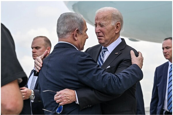 베냐민 네타냐후 이스라엘 총리가 지난해 10월 7일 하마스의 기습 공격 뒤 이스라엘에 도착한 바이든 미국 대통령을 포옹하고 있다. 바이든은 그때 네타냐후에게 일부 행동을 완화하도록 설득하려고 했지만, 미국 정부가 이스라엘에 무기를 공급하지 않겠다고 위협한 적은 없다.  뉴욕 타임스 12월 26일