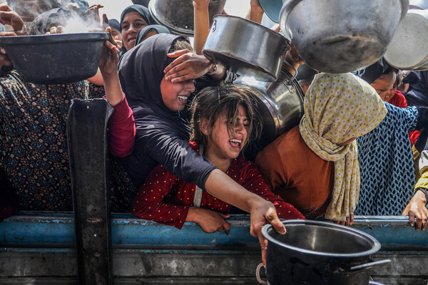 팔레스타인 주민들이 12일 가자지구 칸 유니스의 알-마와시에서 구호 기관의 식량 배급을 기다리고 있다. 2025. 05. 12 [UPI=연합뉴스]