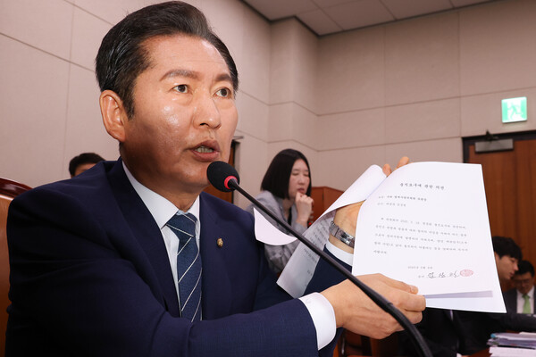 14일 국회에서 열린 법원조직법·공직선거법·헌법재판소 등을 심사하는 법제사법위원회 전체회의에서 더불어민주당 소속 정청래 위원장이 대법관들의 불출석 사유서를 보여주고 있다. 2025.5.14. 연합뉴스