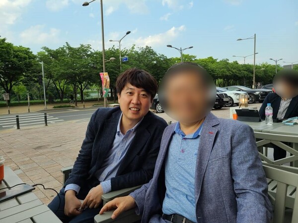 지난 2021년 이준석 전 국민의힘 대표와 그의 당 대표 선거 출마 당시 여론조사 비용 대납자로 지목된 고령군수 출마 예정자 배아무개 씨. 2025.5.14. 페이스북 갈무리