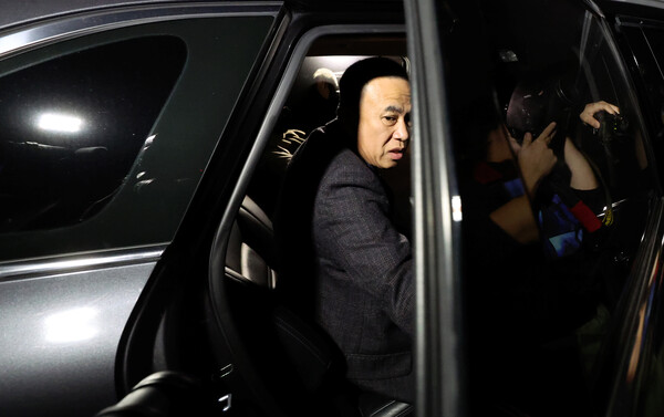 김건희 여사 공천 개입 의혹과 미래한국연구소의 불법 여론조사 의혹 등 사건의 핵심 인물인 명태균 씨가 지난 8일 오후 경남 창원시 성산구 창원지방검찰청(창원지검)에서 조사를 마치고 자신의 차량에 오르고 있다. 2024.11.8. 연합뉴스