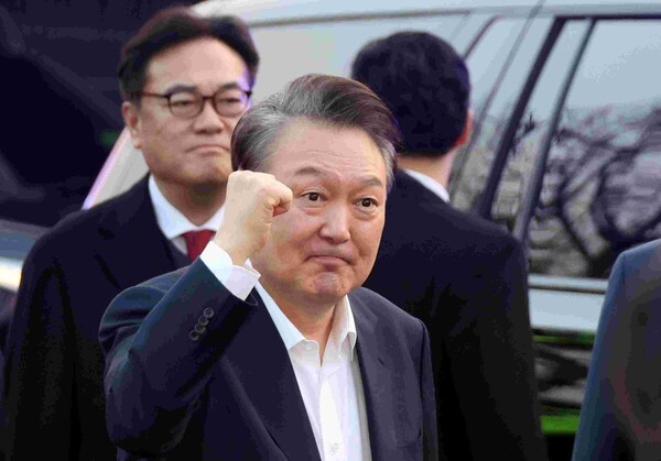 8일 서울구치소에서 석방된 윤석열 대통령이 서울 한남동 관저 앞에서 지지자들을 향해 주먹을 쥐어보이고 있다. 연합뉴스