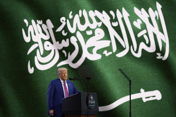 도널드 트럼프 미국 대통령이 13일 사우디아라비아 리야드의 킹 압둘라지즈 국제컨퍼런스센터에서 열린 사우디-미국 투자 포럼에서 연설하고 있다. 2025. 05. 23 [AP=연합뉴스]