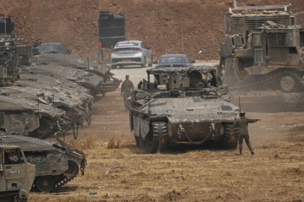 이스라엘군 병사들이 남부 이스라엘의 가자 접경 근처 대기 지역에서 탱크와 장갑차들을 운용하고 있다. 2025. 05. 15 [AP=연합뉴스]
