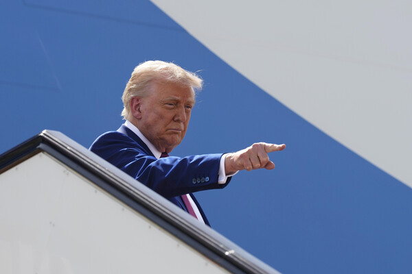 도널드 트럼프 미국 대통령이 15일 카타르 도하의 알 우데이드 공군기지에서 출국을 위해 미 공군 1호기에 탑승하면서 손짓 하고 있다. 2025. 05. 15 [AP=연합뉴스]